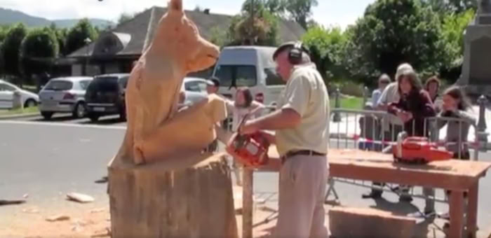 Sculpture à la tronçonneuse (Journée de la  Bête le 4 août 2011)